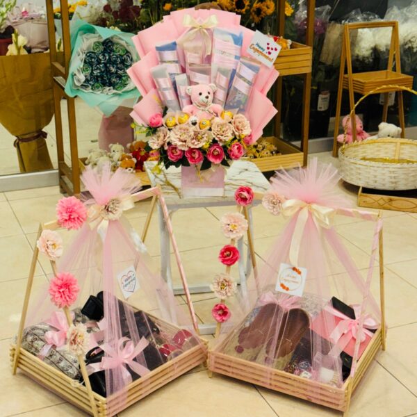 Elegant Pink Engagement Gift Set – Chocolate Bouquet & Twin Tray Hampers