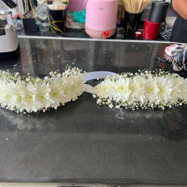 Elegant White Chrysanthemum Floral Gajray with Baby’s Breath