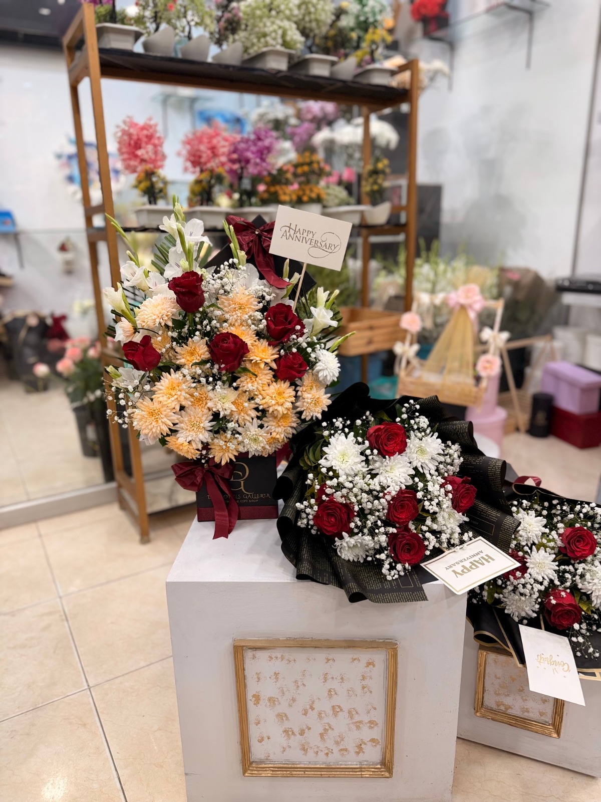 c7e460ea-3f02-4cf4-99aa-9ce630911e8f Elegant Peach & Crimson Anniversary Box - Image 1